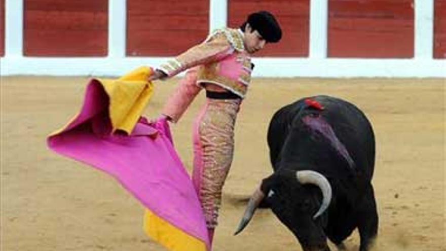 Perera se encierra con seis toros en la Feria de Gijón