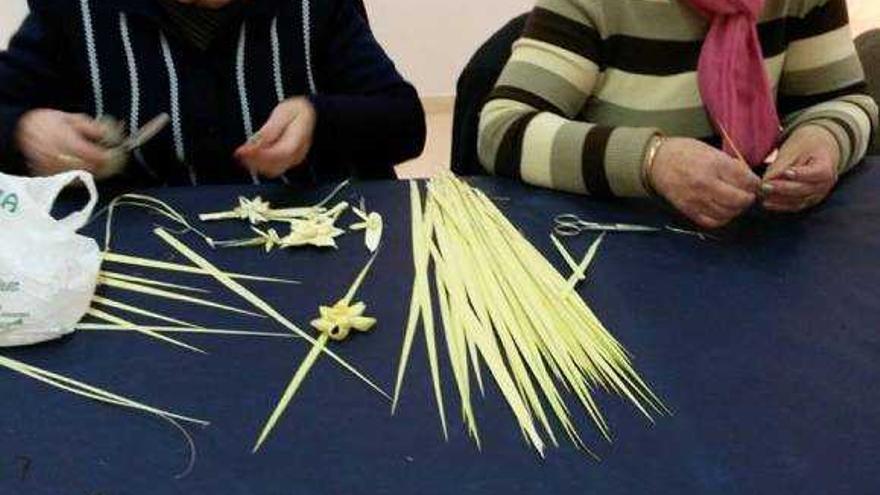 Una imagen del Taller de rizado de palmas blancas que se desarrolla en febrero y marzo.