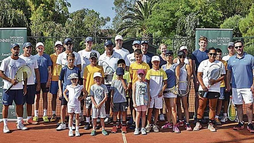 Toni Nadal, junto a los alumnos del centro griego.