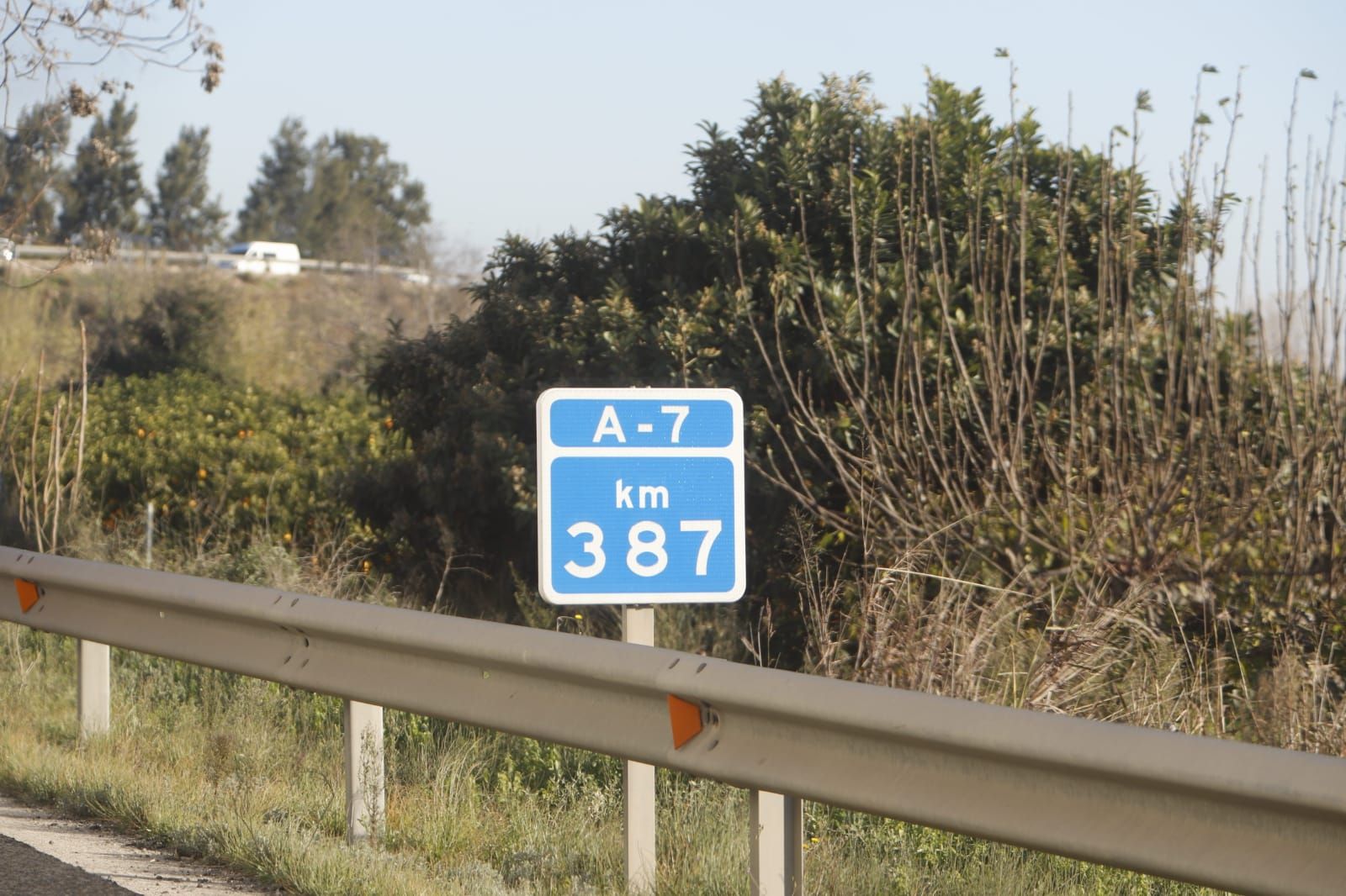 Accidente en la A-7: gran atasco al arder un camión de pintura en Alberic.