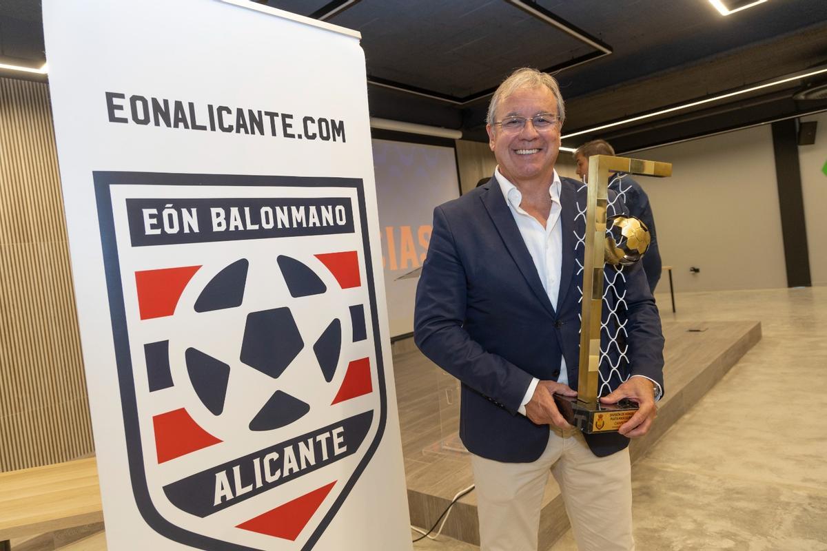 El presidente el Horneo EÓN Alicante, Jaime Cremades, posa junto al trofeo de campeón de División de Honor Plata.