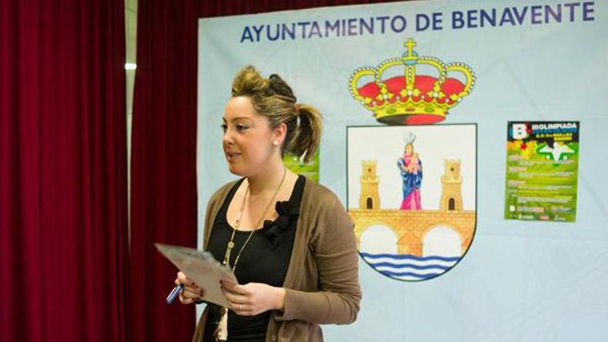 Ana San Román, concejala de Juventud, durante la presentación del acto.