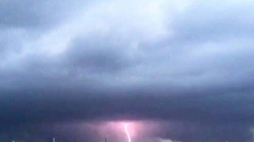 La tormenta en las Pitiusas deja preciosas imágenes de rayos