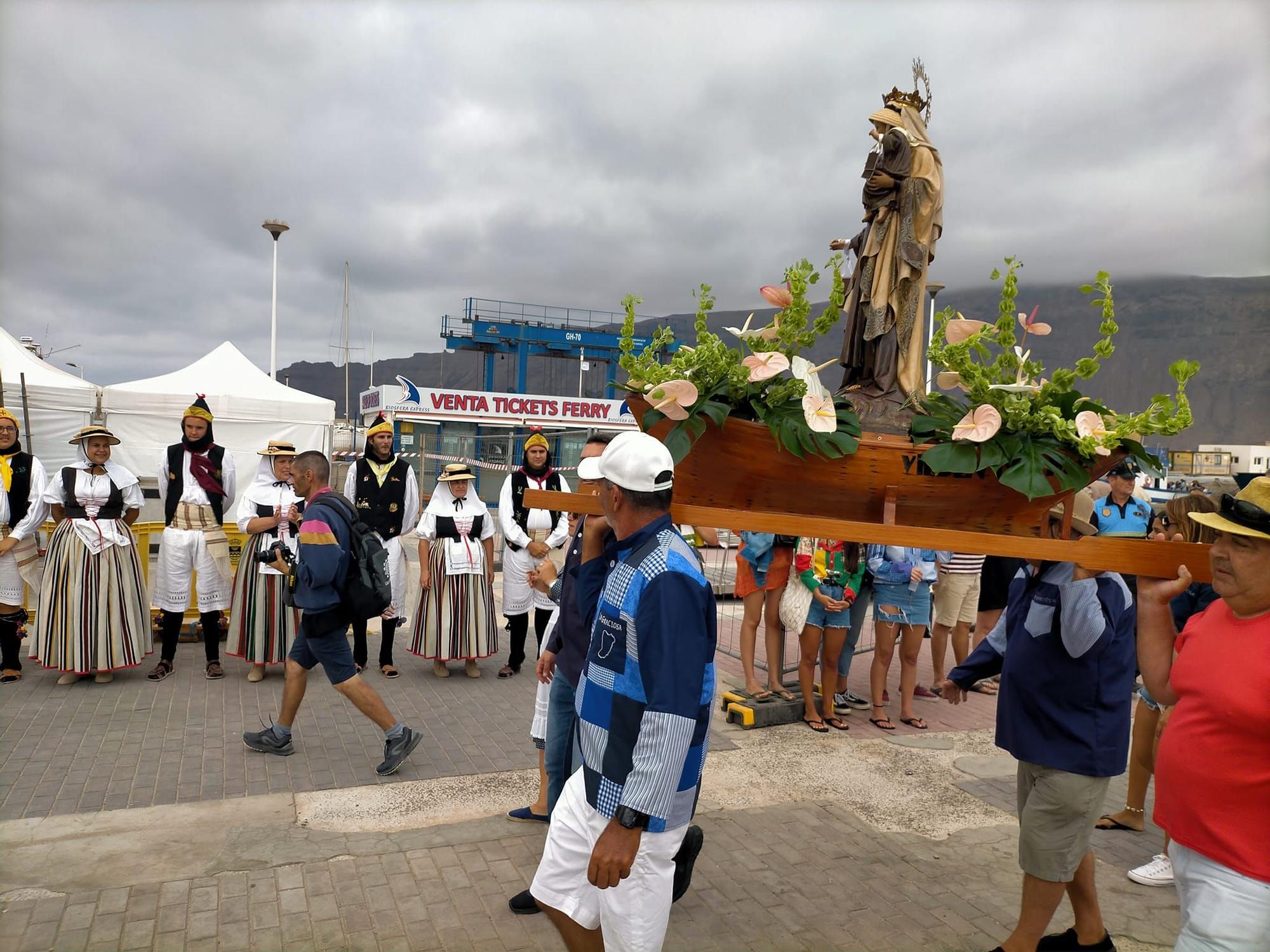 La Graciosa pasea a la Virgen del Carmen