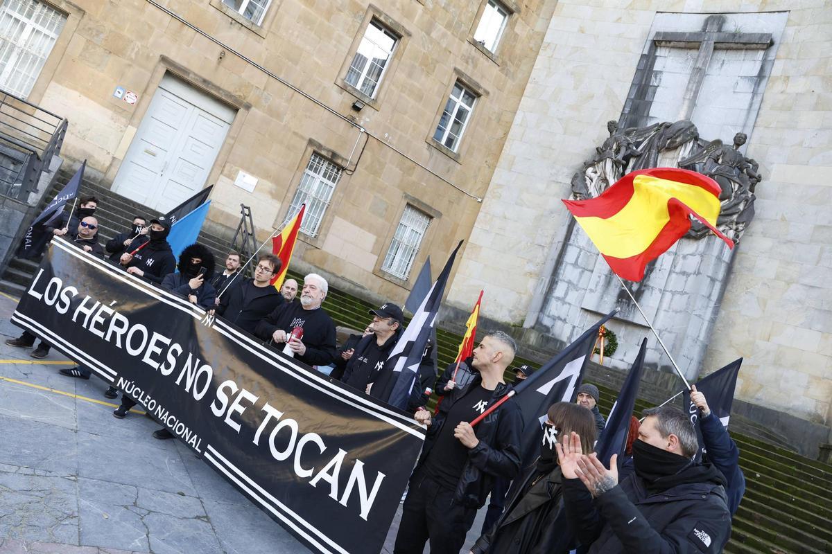Participantes en la concentración ante el monumento del Simancas