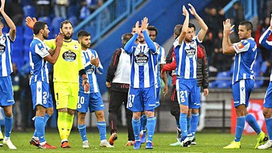 Varios futbolistas del Deportivo al finalizar el encuentro contra los catalanes en Riazor.