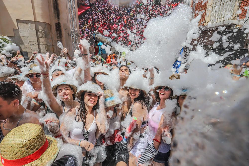 Los catralenses y muchos vecinos de la Vega Baja estallan en alegría y fiesta para iniciar las celebraciones de San Juan con el chupinazo