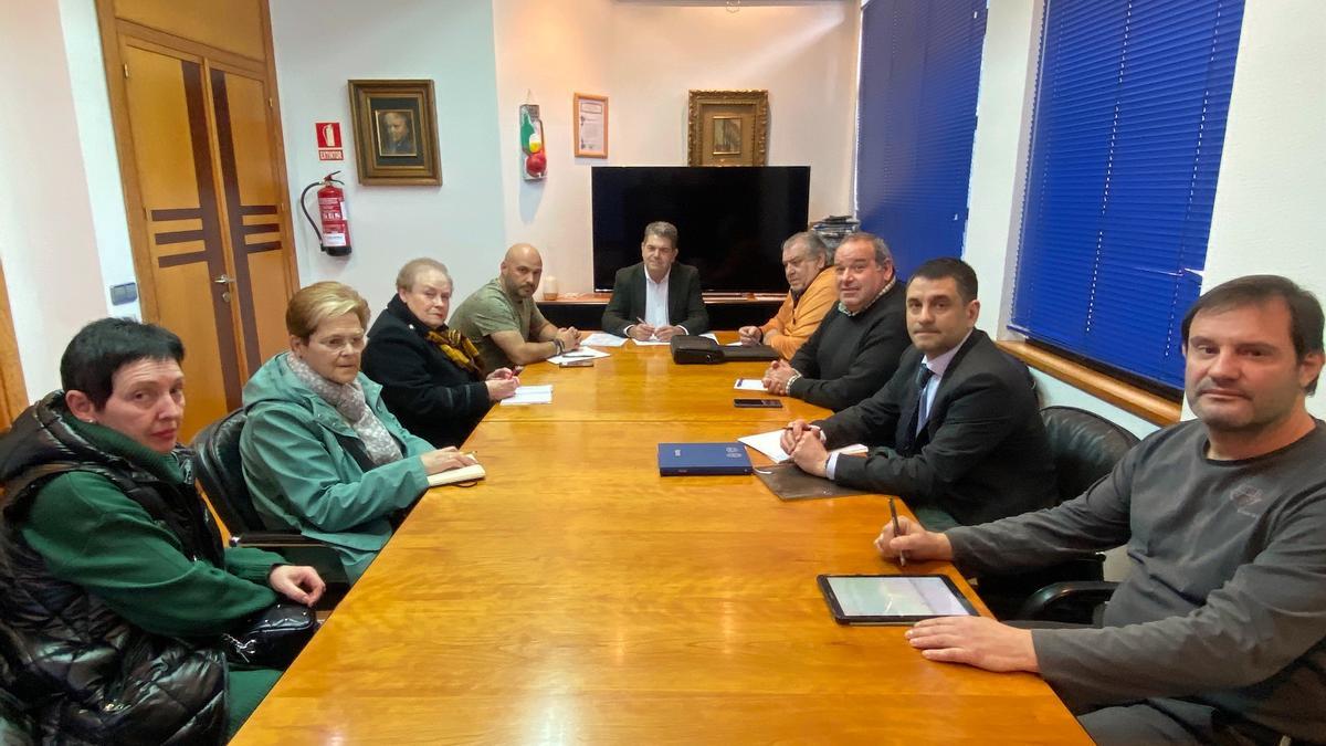 Reunión del alcalde de San Martín, José Ramón Martín Ardines, con representantes vecinales del concejo