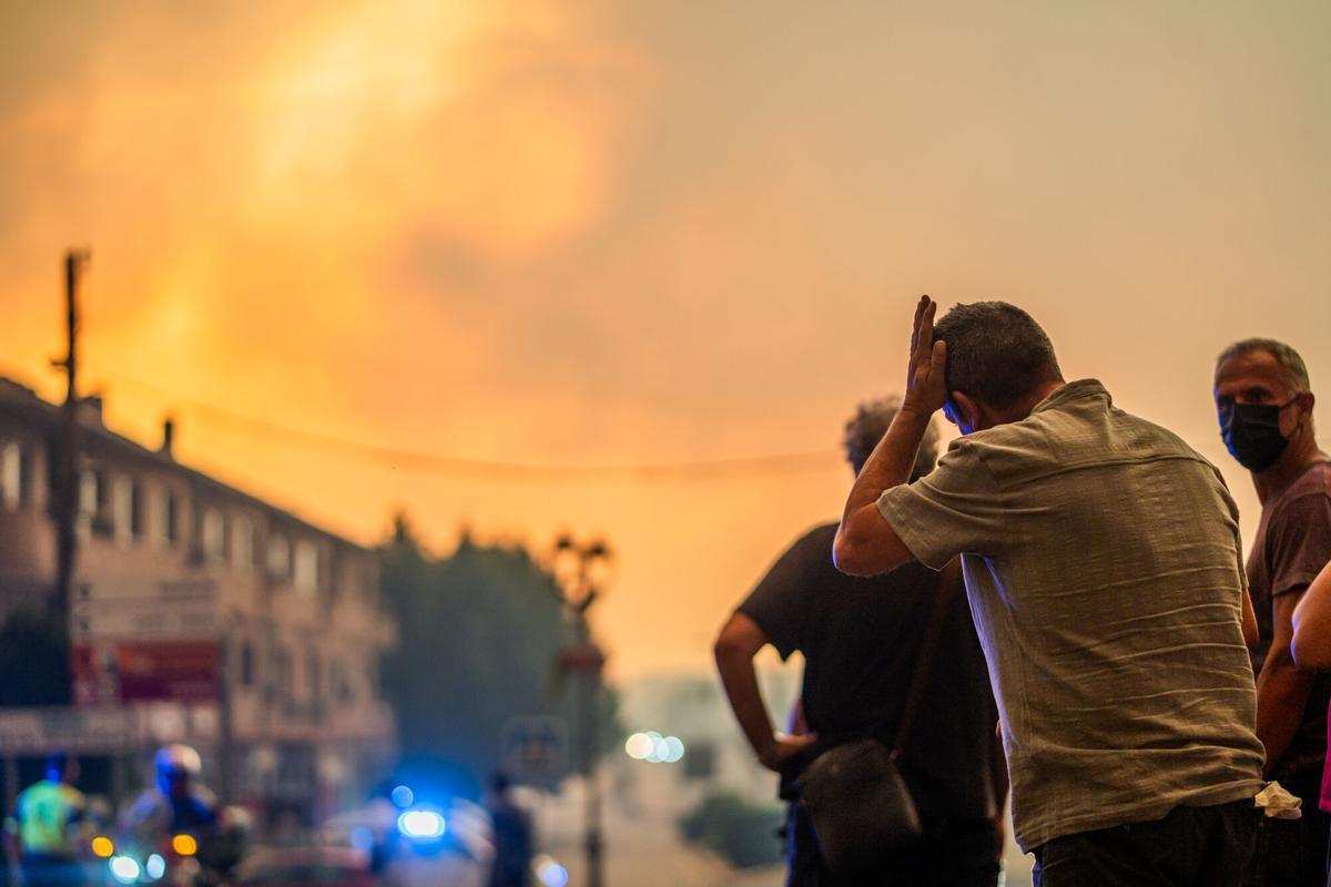 Varias personas observan el fuego durante las labores de extinción del incendio forestal, a 25 de julio de 2026, en La Adrada, Ávila, Castilla y León (España). La Adrada, uno de los municipios del Valle del Tiétar (Ávila), ha sido evacuado de forma preventiva este sábado ante el avance del grave incendio de Burgohondo que, junto con el de Madrid, tienen en vilo a la población aledaña y que han quemado ya más de 45.000 hectáreas. 26 JULIO 2026 INCENDIO FORESTAL César Vallejo Rodríguez / Europa Press 26/07/2026. César Vallejo Rodríguez;category_code_new;