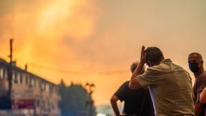 Varias personas observan el fuego durante las labores de extinción del incendio forestal, a 25 de julio de 2026, en La Adrada, Ávila, Castilla y León (España). La Adrada, uno de los municipios del Valle del Tiétar (Ávila), ha sido evacuado de forma preventiva este sábado ante el avance del grave incendio de Burgohondo que, junto con el de Madrid, tienen en vilo a la población aledaña y que han quemado ya más de 45.000 hectáreas. 26 JULIO 2026 INCENDIO FORESTAL César Vallejo Rodríguez / Europa Press 26/07/2026. César Vallejo Rodríguez;category_code_new;