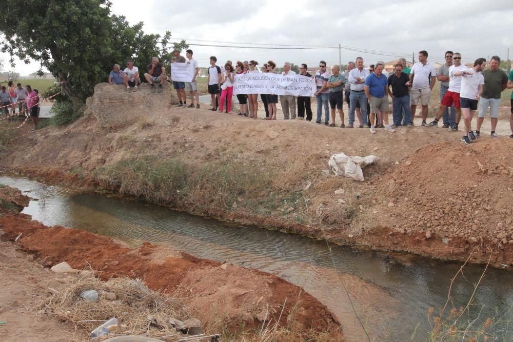 Protesta agricultores por el sellado del desagüe