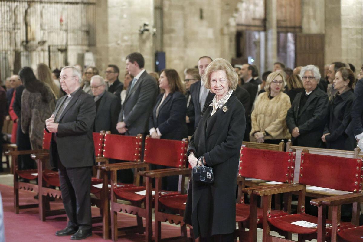 Doña Sofía y las infantas Elena y Cristina, acompañadas de Victoria Federica e Irene Urdangarin, en el Concierto de Semana Santa que se celebra en la Catedral de Mallorca