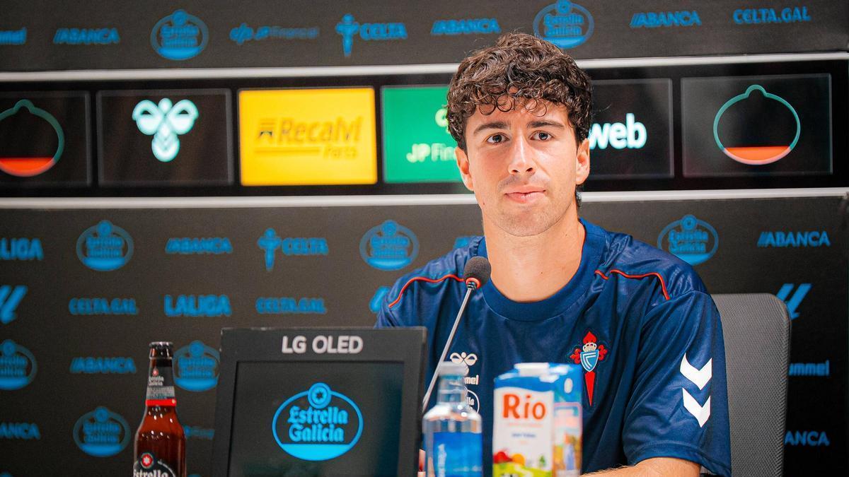 El atacante valenciano, durante la comparecencia.