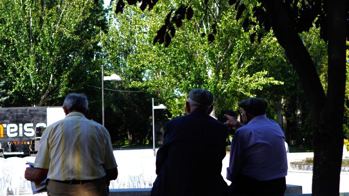 ANCIANOS SENTADOS EN EL PARQUE DE LA MARINA