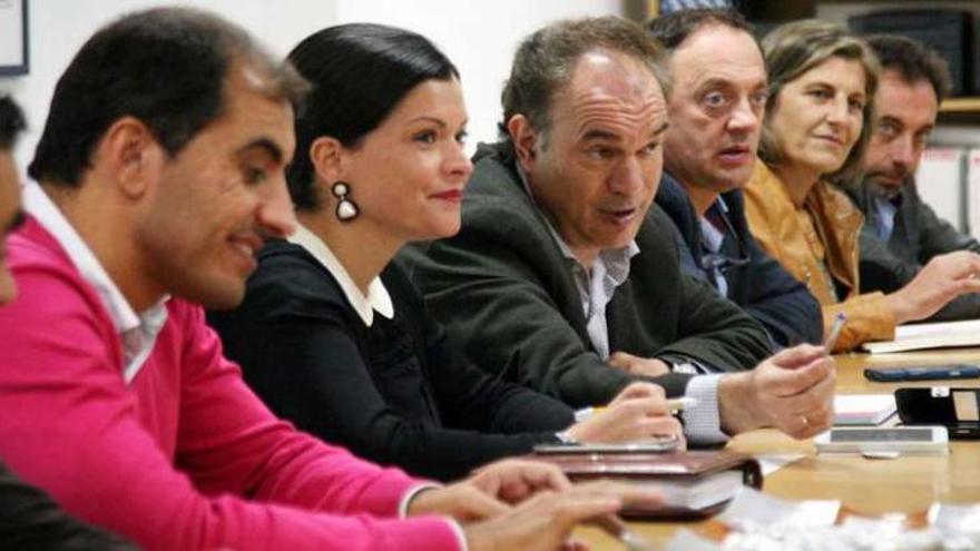 López, Moldes, Arévalo, Crespo, Otero, Cachafeiro y Martínez comparecieron ayer en la sede del PP de Lalín. // Bernabé/Luismy