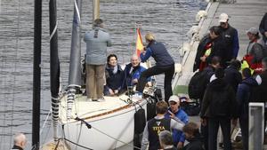 Juan Carlos I, con la infanta Elena (de espaldas) e Inés Muíños.