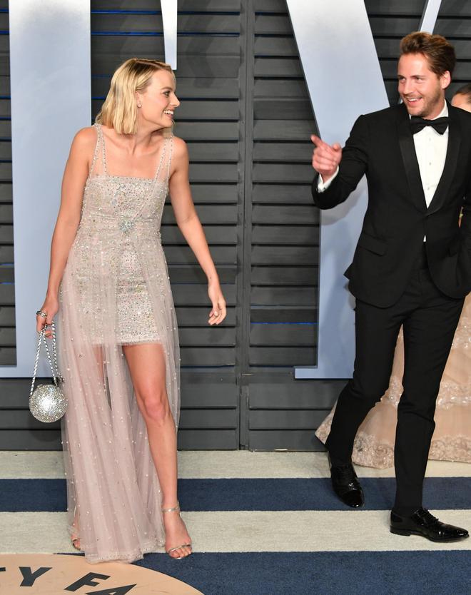 Margot Robbie y Tom Ackerley en una fiesta de los Oscar