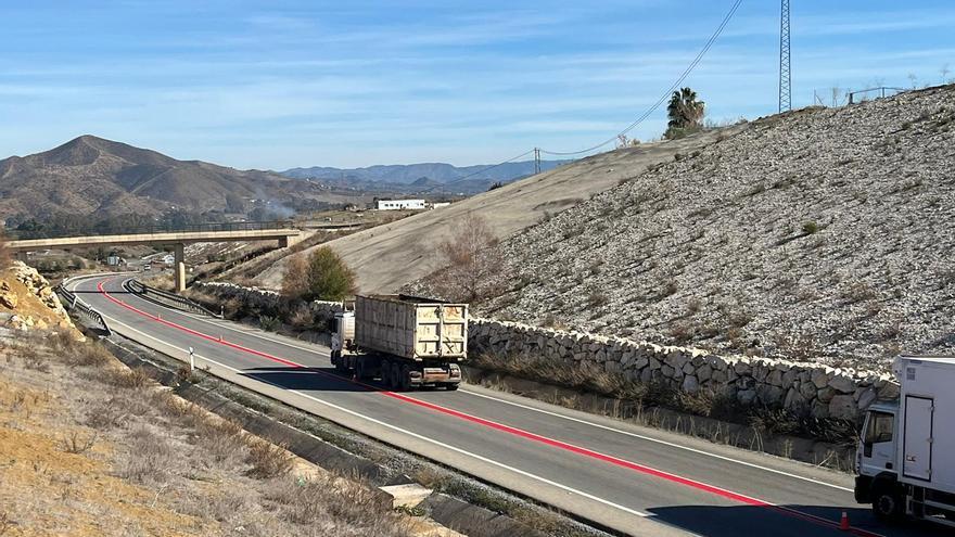 Una gran línea roja ya previene de la peligrosidad de la carretera A-355 en Coín