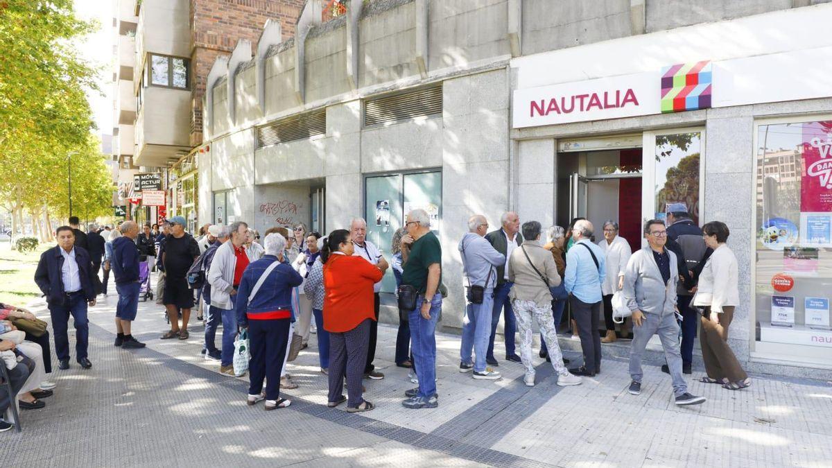 Filas para los viajes del Imserso en Nautalia Viajes, ubicada en la avenida Gertrudis Gómez de Avellaneda de Zaragoza, el pasado año.