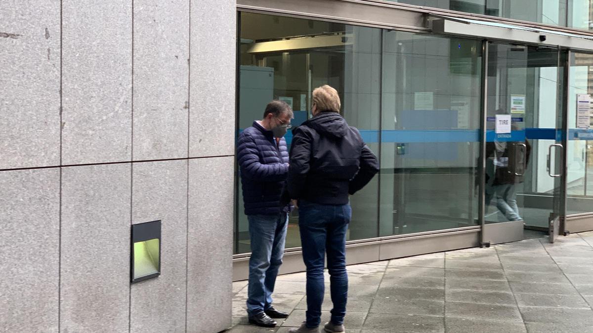 Los dos exconcejales, tras el juicio, en el exterior de los Juzgados de Oviedo.