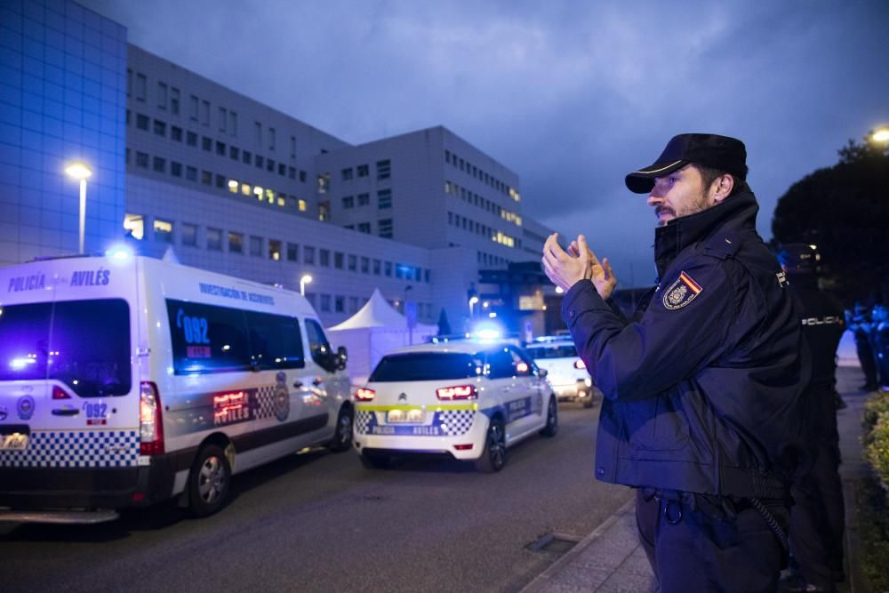 Homenaje de la Policía al personal sanitario en el