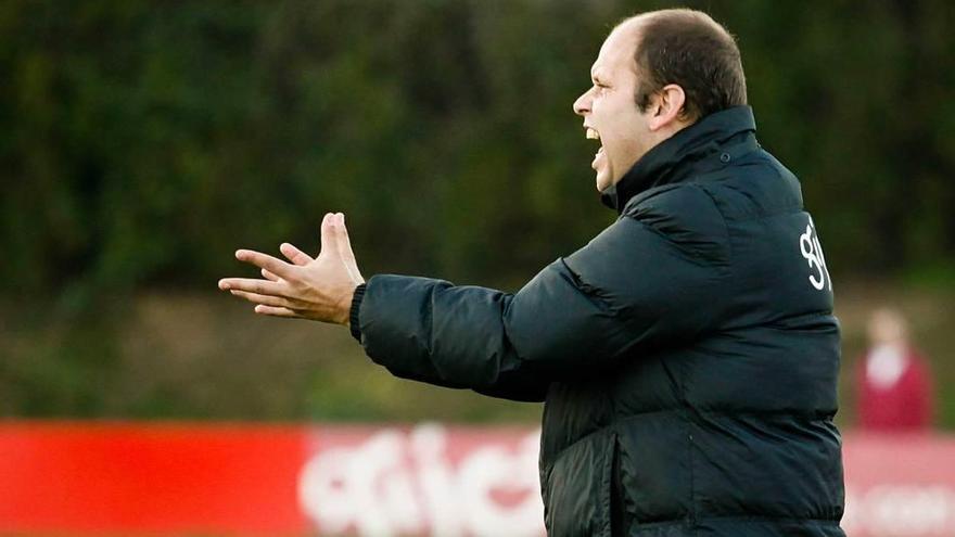 José Alberto López da instrucciones durante un partido del filial.