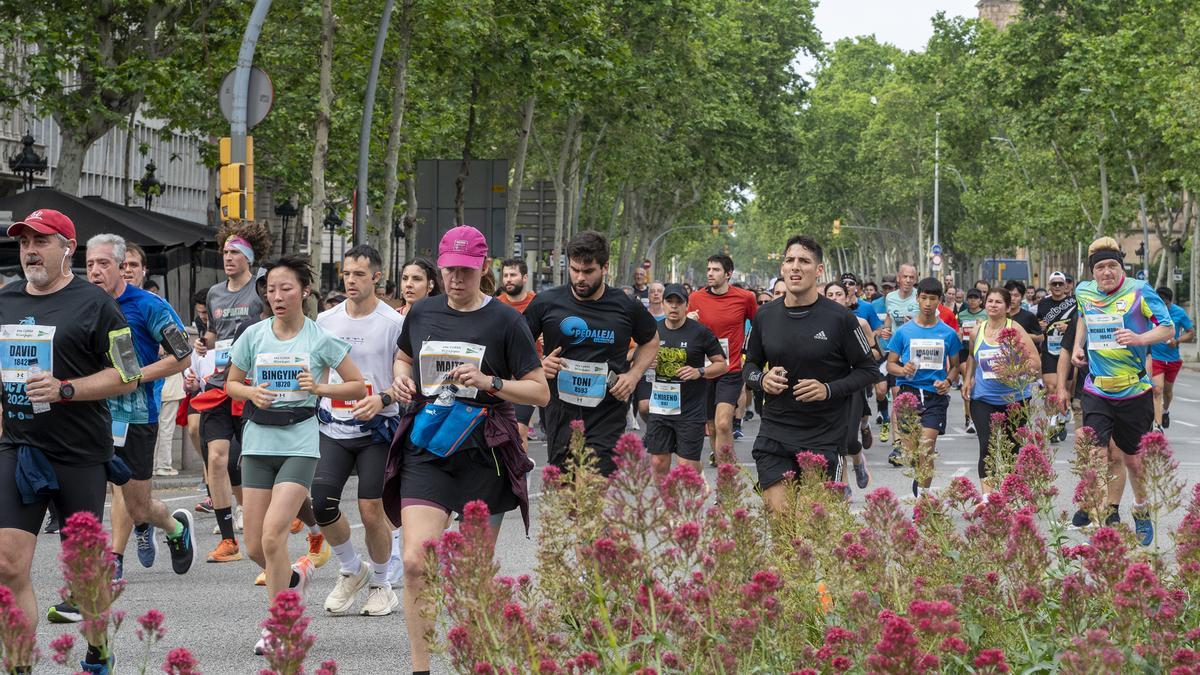 Los participantes recorren la Gran Vía a la altura de Rambla de Catalunya durante la 44 edición de la Cursa de El Corte Inglés