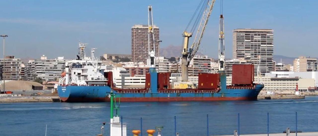 Un barco granelero fondeado en uno de los muelles del Puerto.