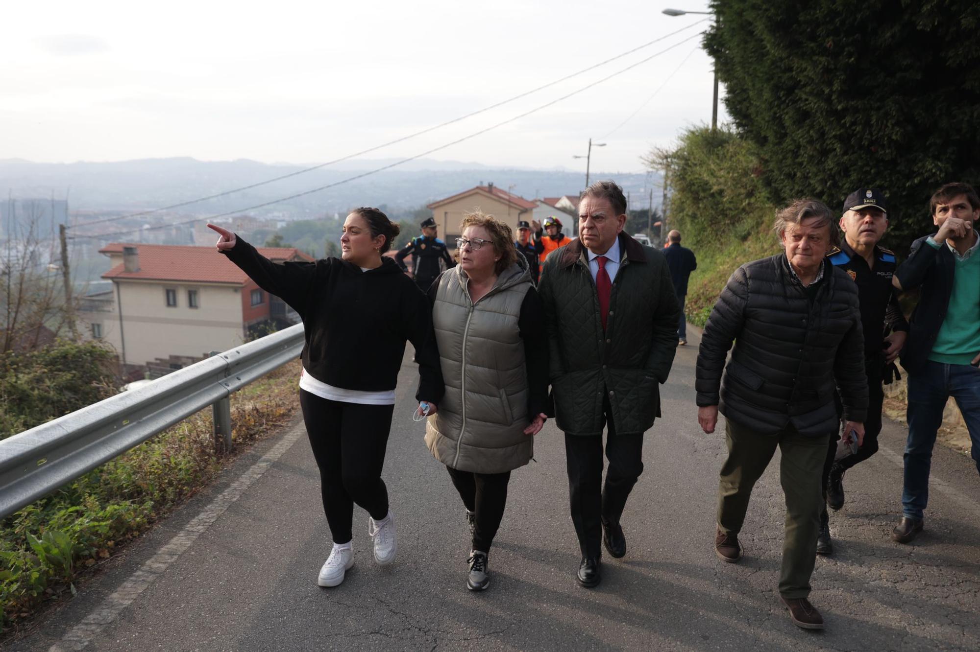Canteli visita el Monte Naranco tras una noche de incendios