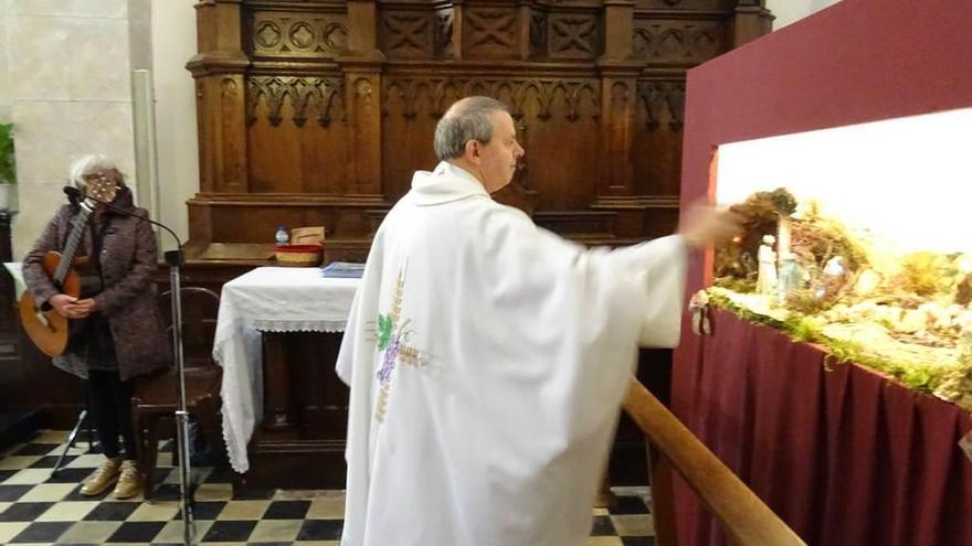 El párroco Andrés Pérez, bendiciendo el belén.