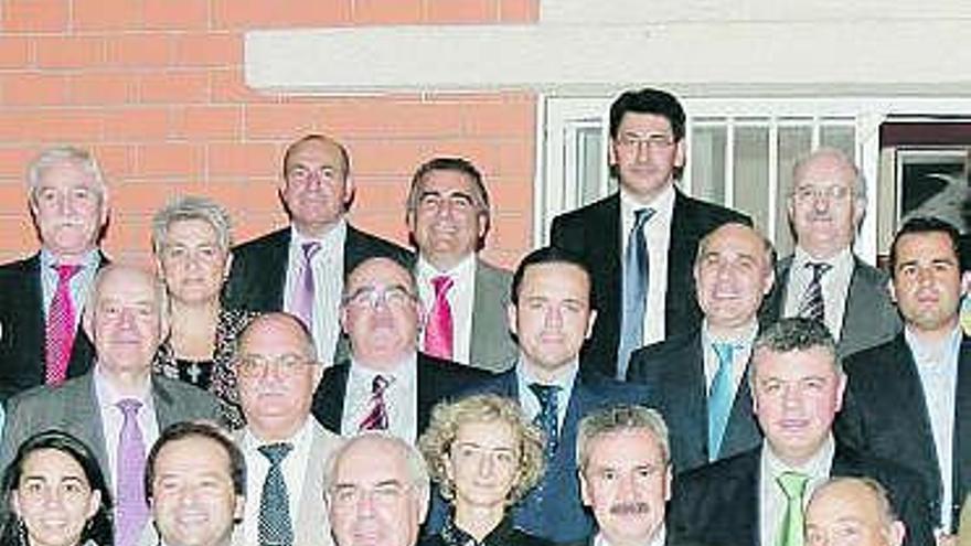 Areces y Graciano Torre, abajo en el centro, rodeados de algunos de los  empresarios que participaron en el viaje institucional a Qatar.