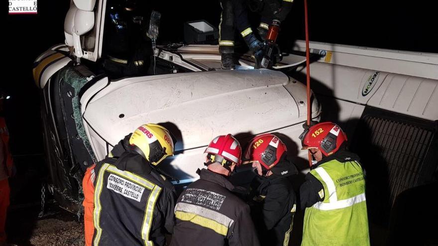 Un herido tras volcar un camión en la AP-7 en Santa Magdalena de Pulpis