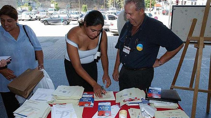 Varios ciudadanos participan en una campaña de captación de donantes. / la opinión