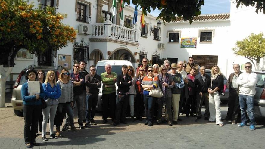 Los vecinos, concentrados delante del Ayuntamiento.