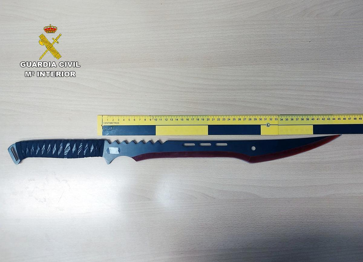Imagen del cuchillo facilitada por la Benemérita.