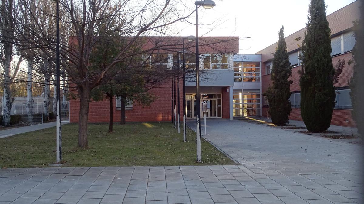 El patio exterior del IES Alameda, junto al que se construirá el Conservatorio Profesional de Música de Utiel