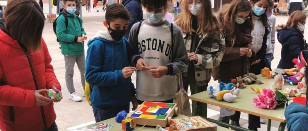 Alumnado del IES La Vall de Segó en su particular mercado. | LEVANTE-EMV