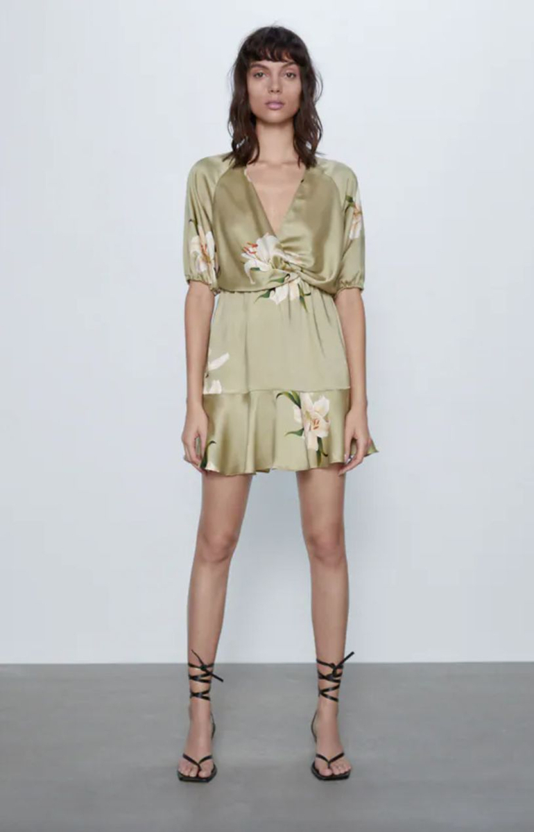 Minivestido con estampado de flores de las rebajas de Zara