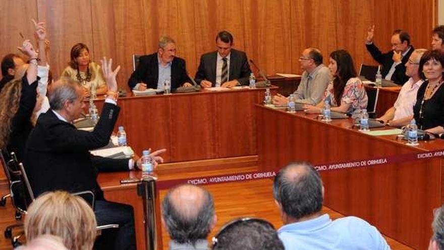 Guillén mira a Houliston votar junto al PP en contra de los presupuestos que presentó el equipo de gobierno en 2012.