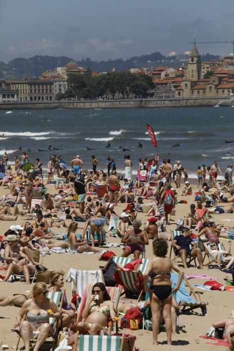 El primer fin de semana de verano llena las playas