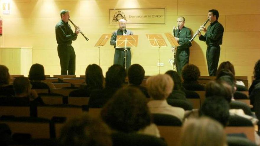 Actuación del cuarteto «Ébano», ayer, en el Centro de Servicios Universitarios.