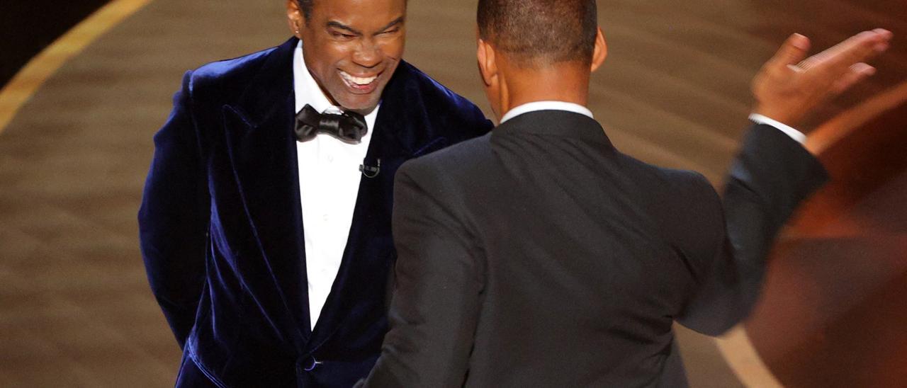 Chris Rock a punto de recibir un guantazo por parte de Will Smith en la ceremonia de los Oscar.