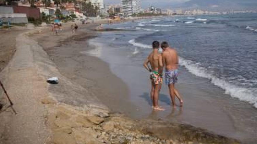 Imagen de ayer de la playa de San Juan en la zona del Cabo donde se aprecia la pérdida de arena.