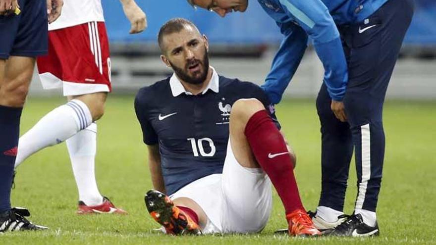 Benzema, con molestias en el campo.