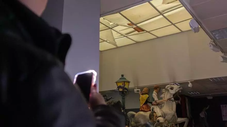 La dana daña el techo del Museo de Hogueras de Alicante y moja los ninots más antiguos