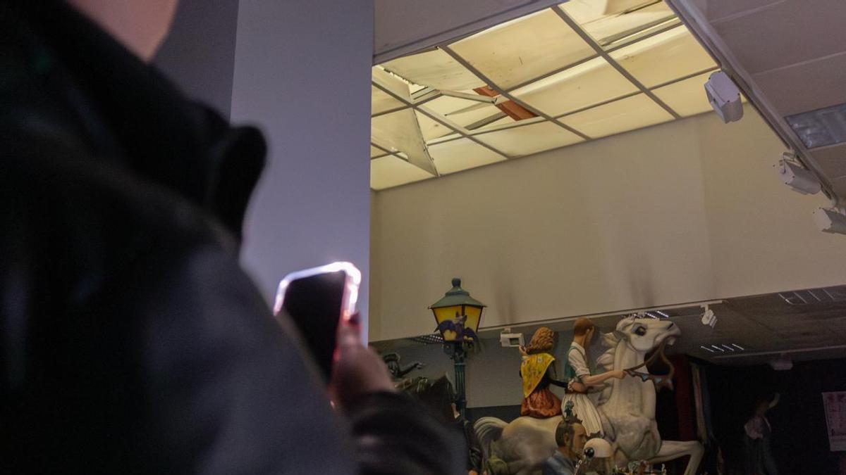 La dana daña el techo del Museo de Hogueras de Alicante y moja los ninots más antiguos