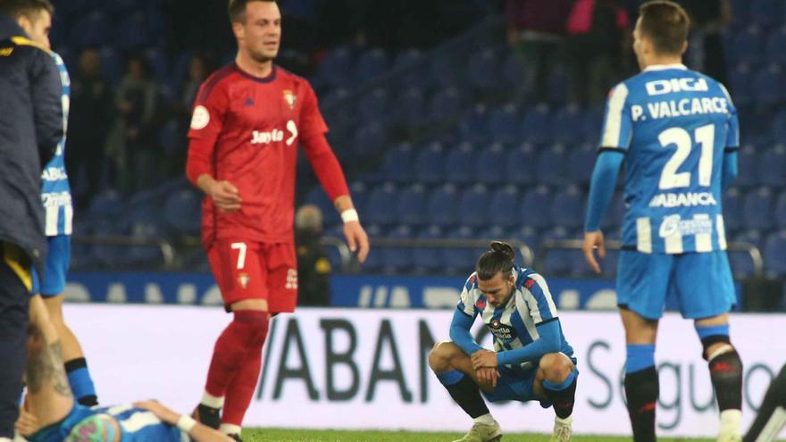 Pablo Martínez, agachado sobre el césped de Riazor el domingo después del partido contra Osasuna Promesas. |  // IAGO LÓPEZ