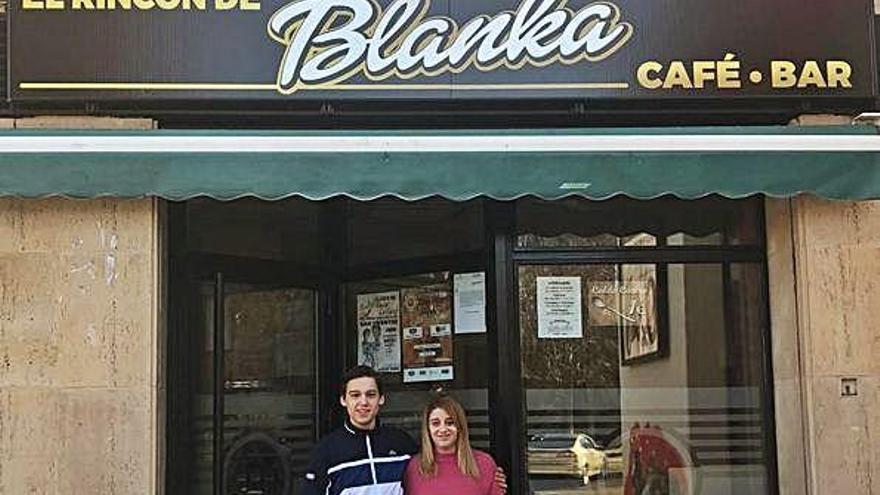 Nikolaos Bragado junto a su prima Blanca, frente al bar que regenta la joven emprendedora en la calle Villalpando.