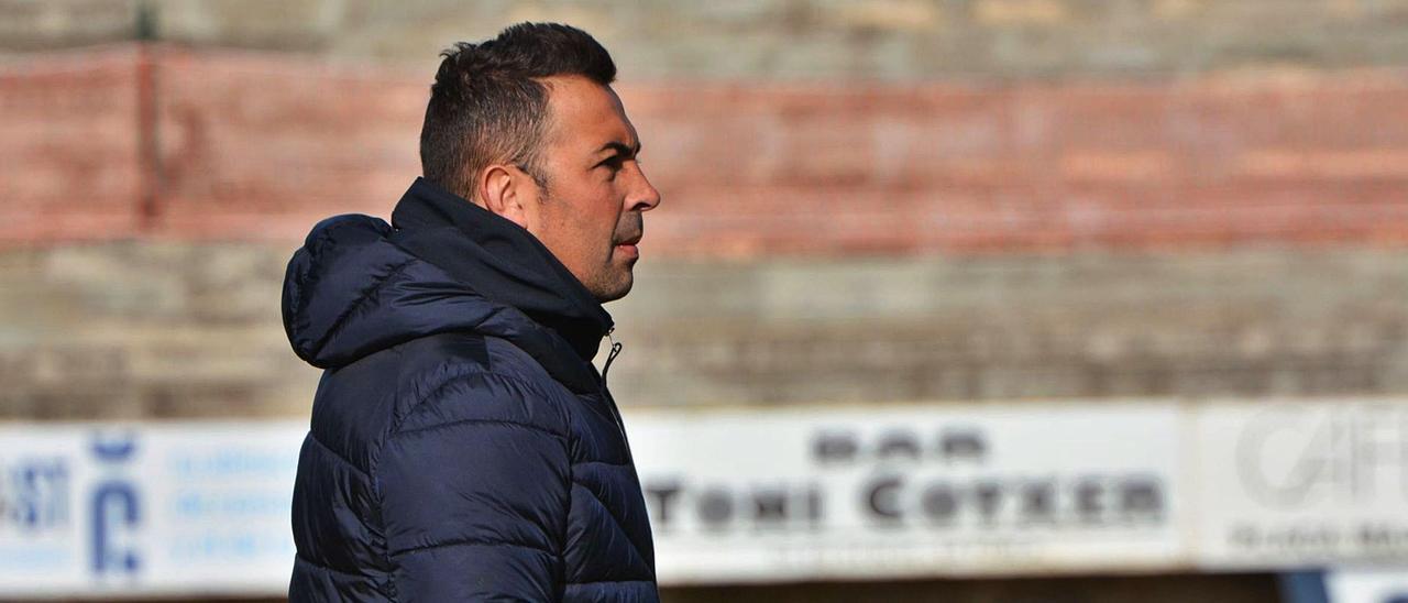 Óscar Troya observa a sus jugadores durante un partido del Poblense de esta temporada.