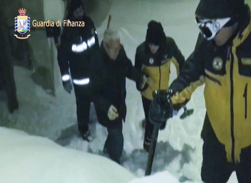 Una avalancha de nieve sepulta un hotel en Italia